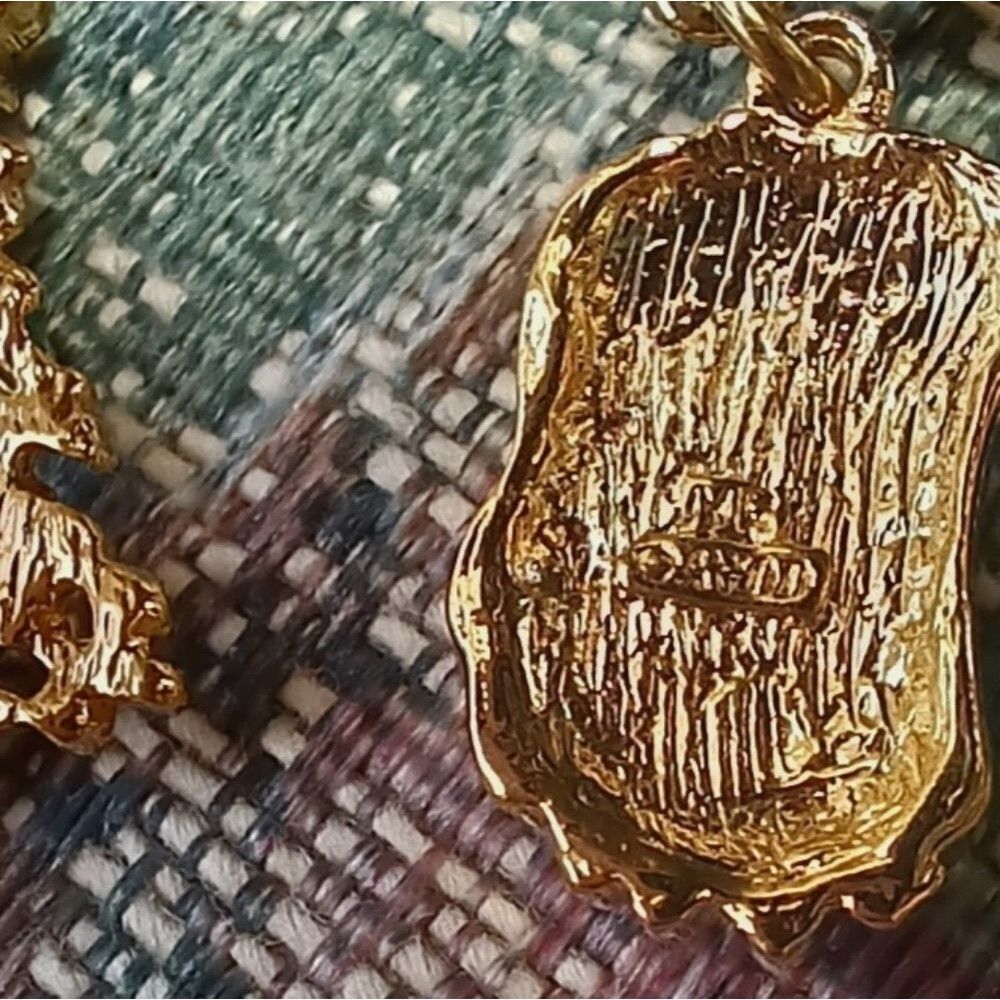 Vintage AVON gold-tone Christmas Safety Pin Charm Brooch - Picture 7 of 9